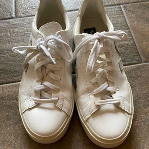 Like new women’s size 10 white leather Veja shoes